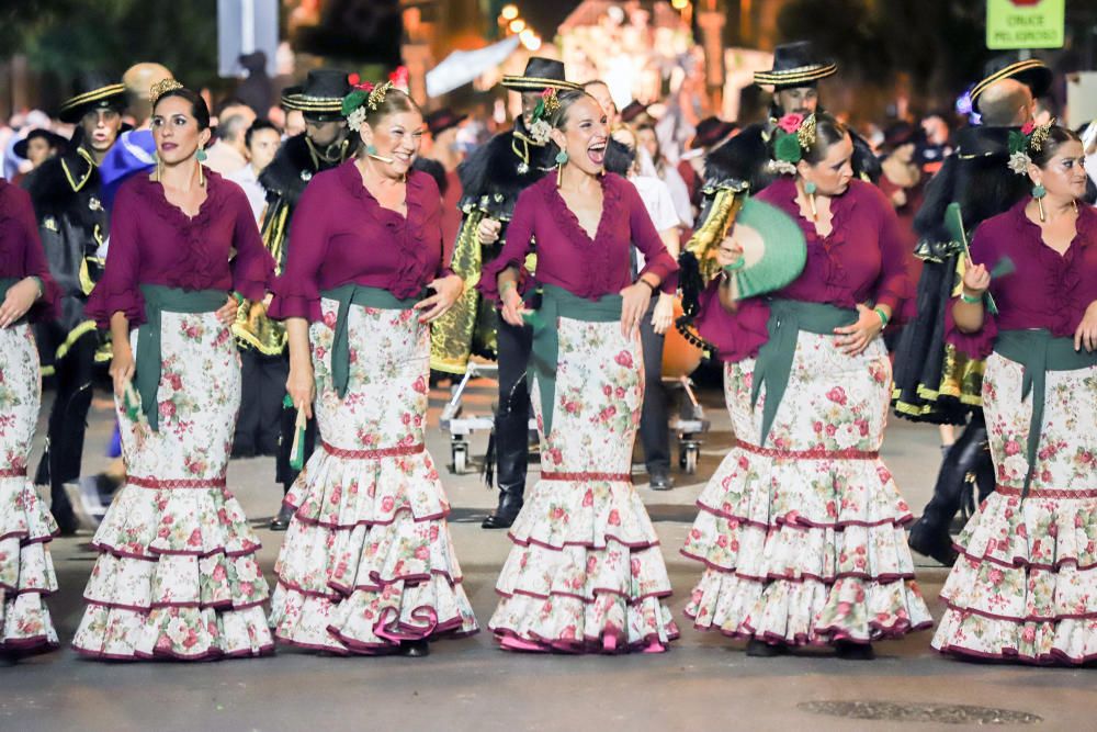 La Entrada Cristiana culmina una espectacular trilogía festera en Almoradí