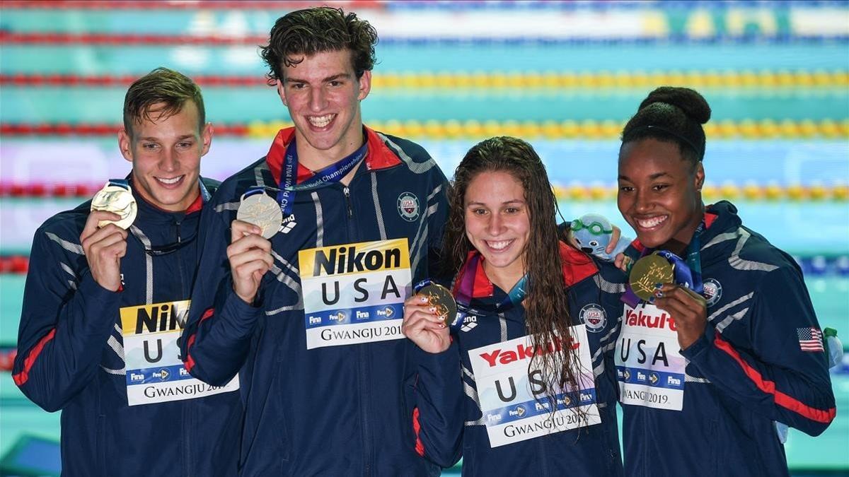 Caeleb Dressel, Zach Apple, Mallo Comerford y Simone Manuel, los cuatro estadunidenses que batieron el récord mundial en la final de 4x100 mixto.