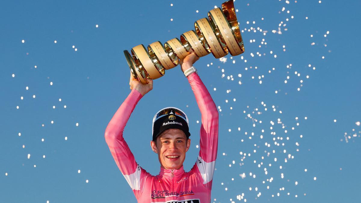 Vingegaard luce el trofeo de vencedor del Giro 2026.