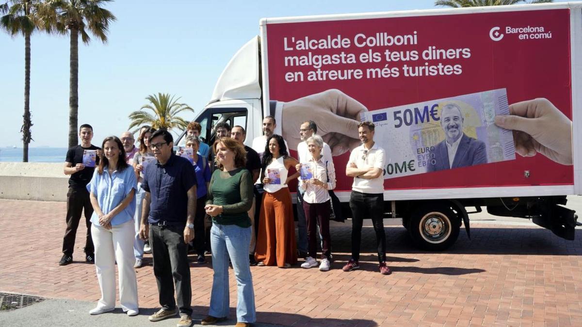 El alcaldable de BComú, Gerardo Pisarello, con otros miembros del partido y el camión contra la política turística de Collboni