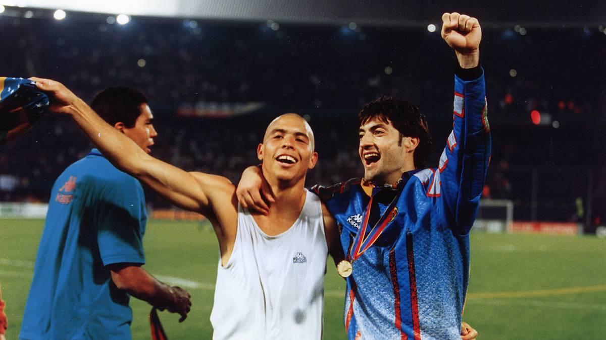 Vitor Baía y Ronaldo celebran uno de los títulos ganados la temporada 1996/97