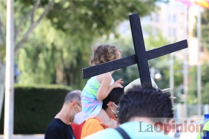 Protesta contra el estado del Mar Menor en la puerta de la Asamblea