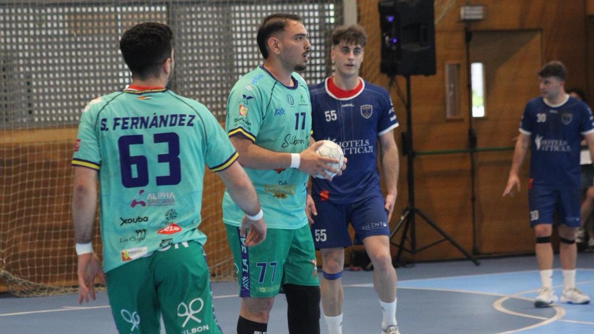 Emanuele Bellini controla el balón.