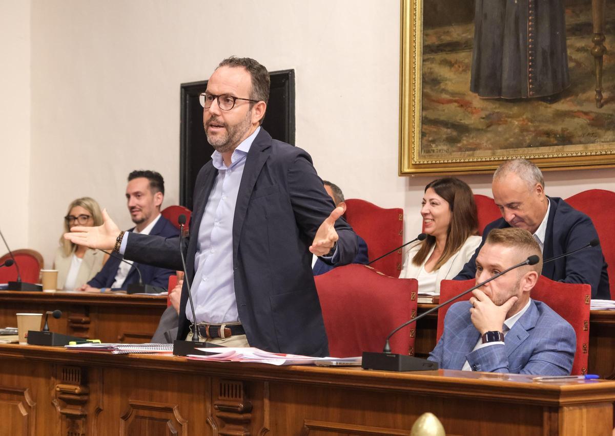 Héctor Díez, en un pleno en Elche, se dirige al equipo de gobierno