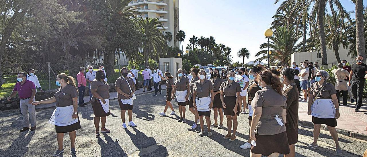 El personal del hotel Oliva Beach se concentró delante del establecimiento hotelero, ayer.