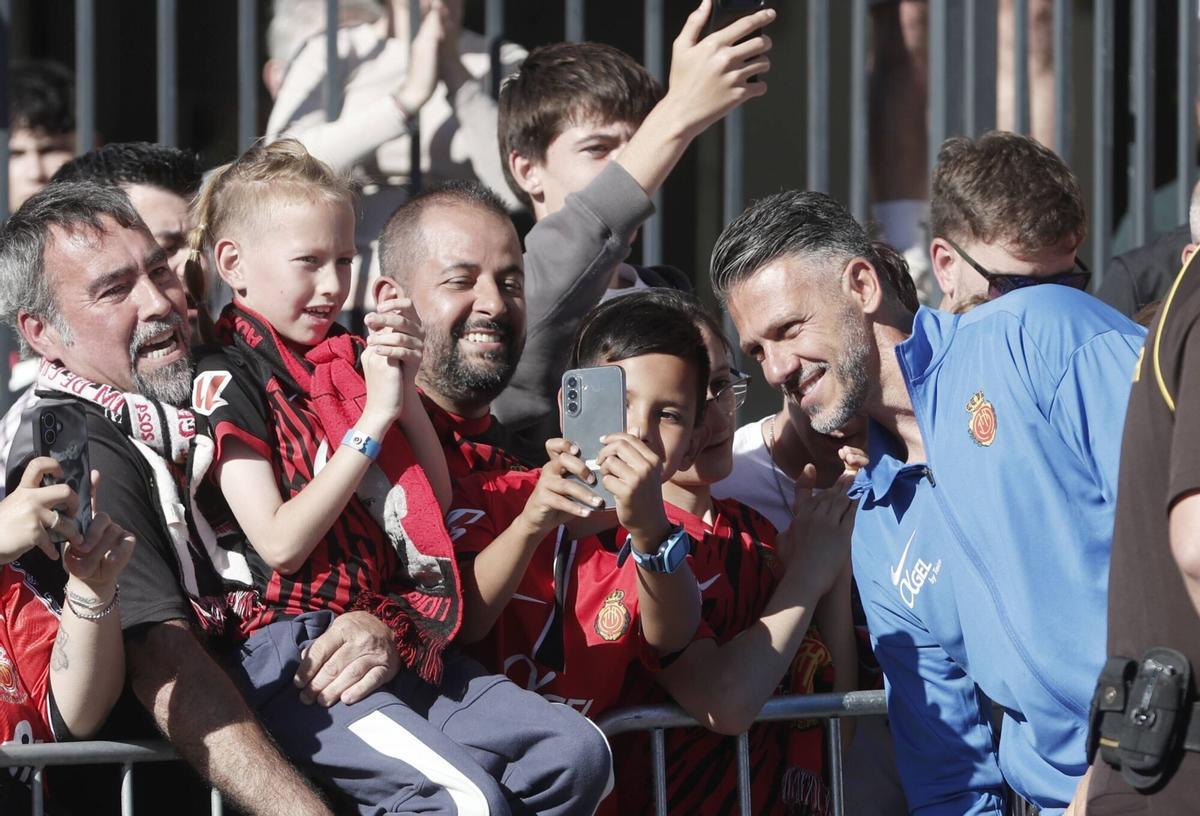 Los aficionados del Mallorca despiden con cánticos al equipo en su salida hacia Valencia