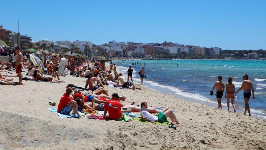 Urlauber an der Playa de Palma.