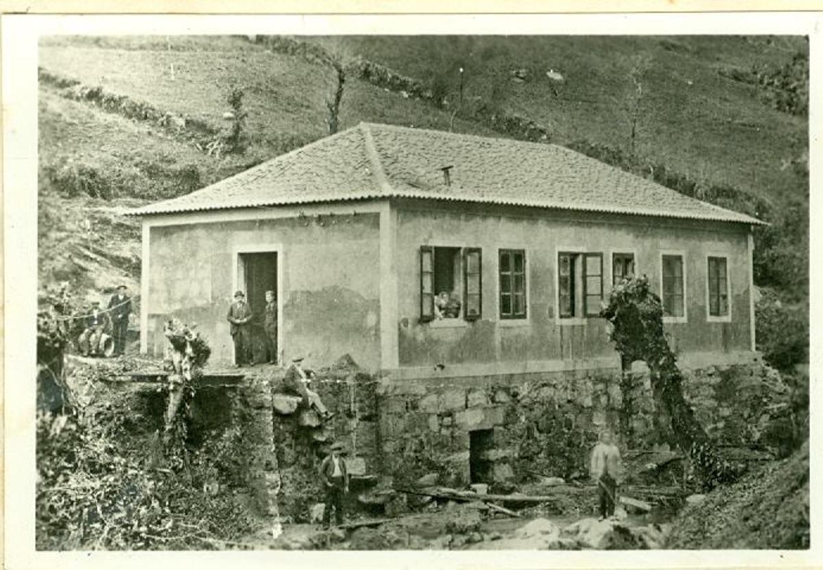 Exterior de la primera central del grupo en 1869.