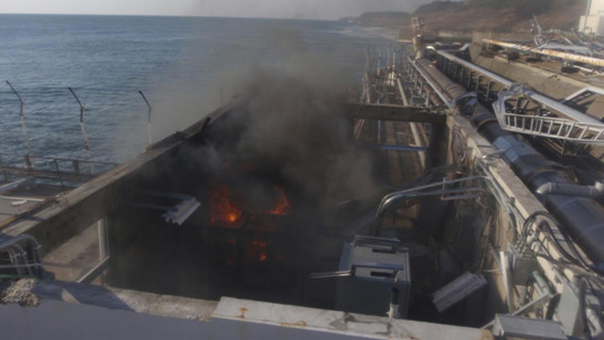 Una columna de humo y fuego, en un edificio cercano al reactor número 4, este martes, en la central nuclear de Fukushima.