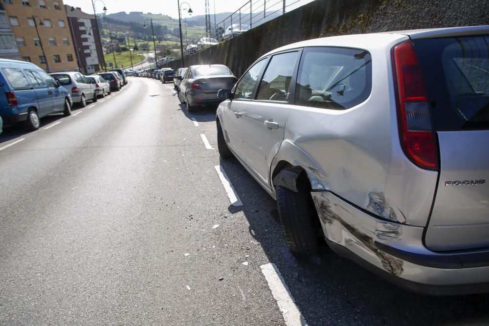 Los coches dañados por un vehículo en La Luz, Avilés