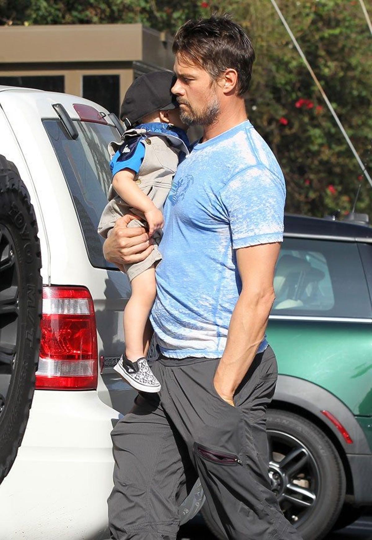 Josh Duhamel evita que saquen fotografías de su hijo