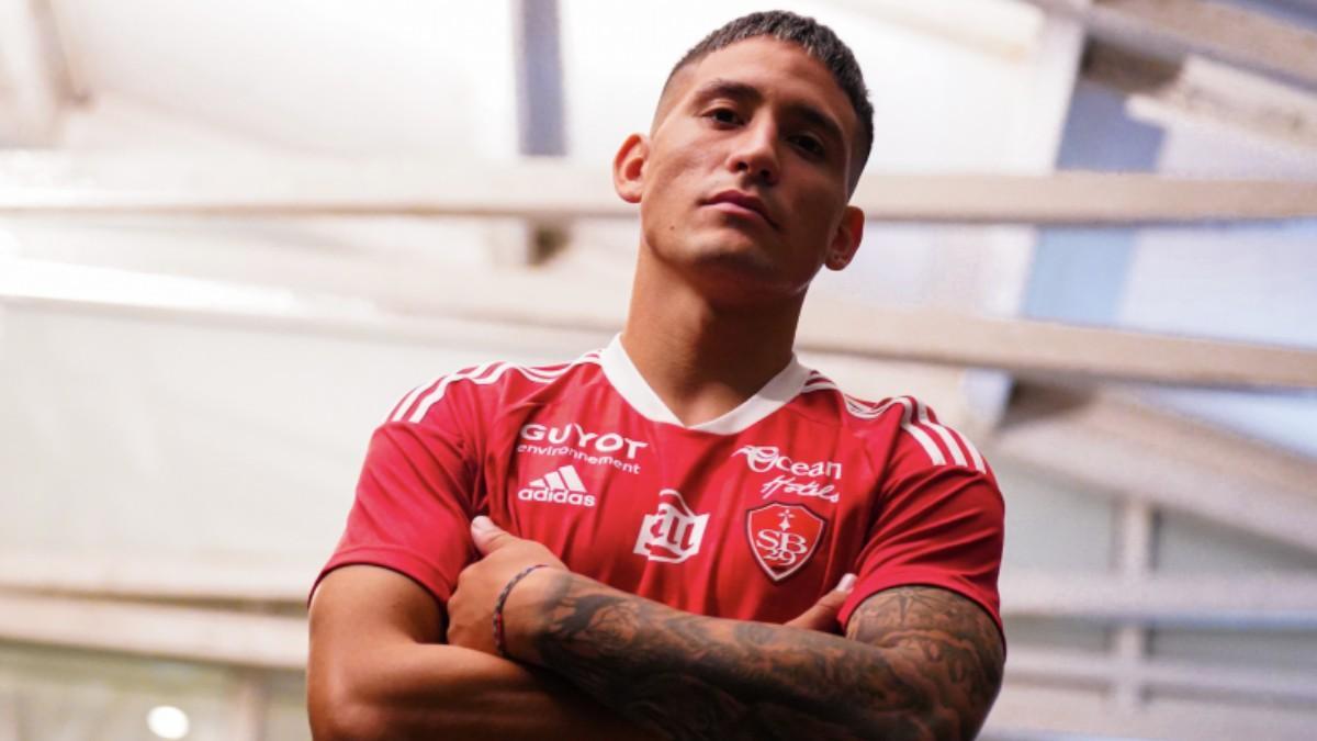 Satriano, delantero del Brest