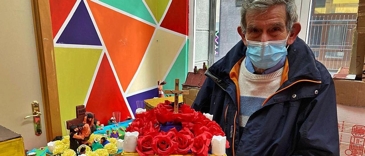 Fermín Gómez Mateo enseña la maqueta del Cristo de los Gitanos | F. L. J.