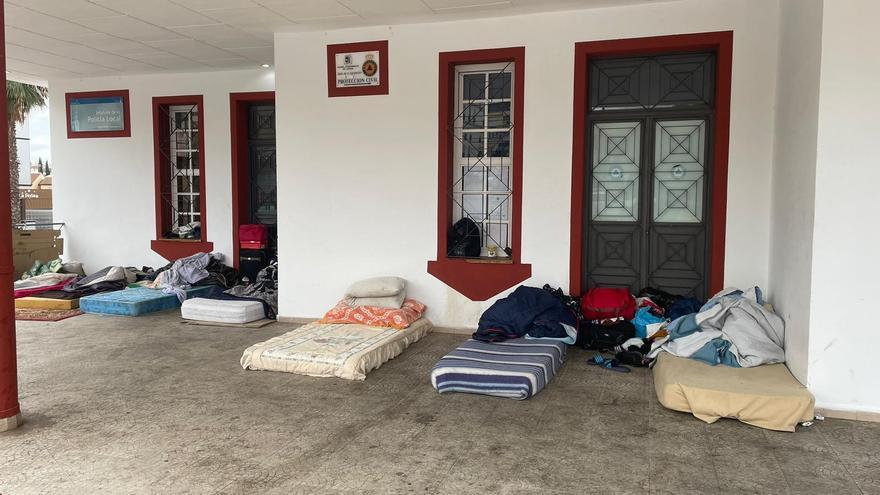 Los temporeros duermen en la calle en Lucena por falta de alojamiento