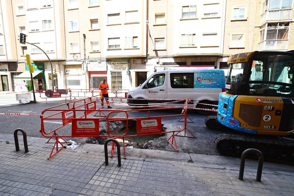 En imágenes I Rotura de una tubería de más 90 años de antigüedad en Miguel Servet