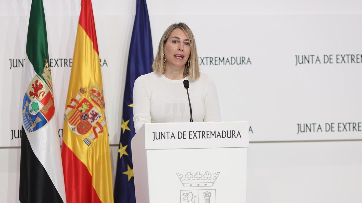 La presidenta de la Junta de Extremadura en funciones, María Guardiola, en rueda de prensa en Mérida