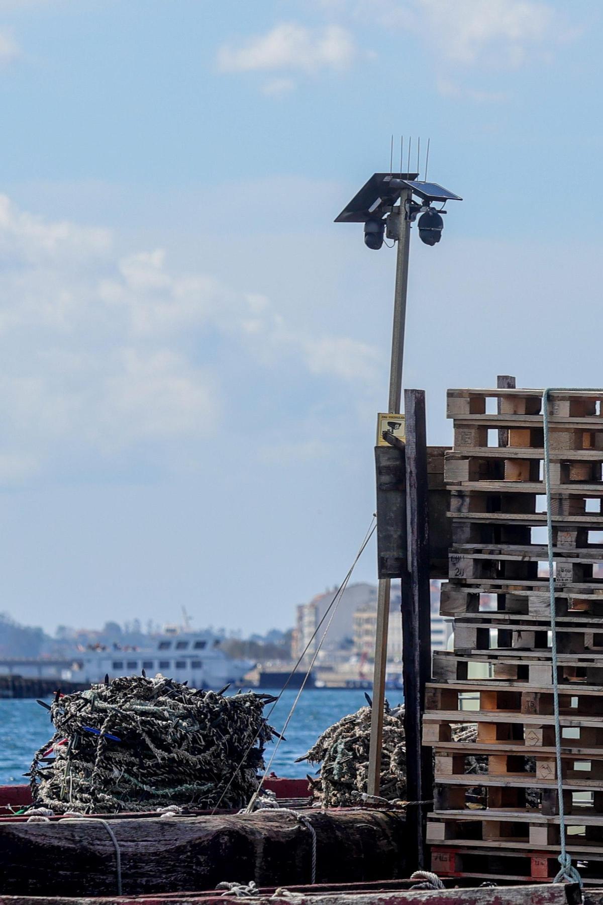 Una batea provista de cámaras en la ría de Arousa.