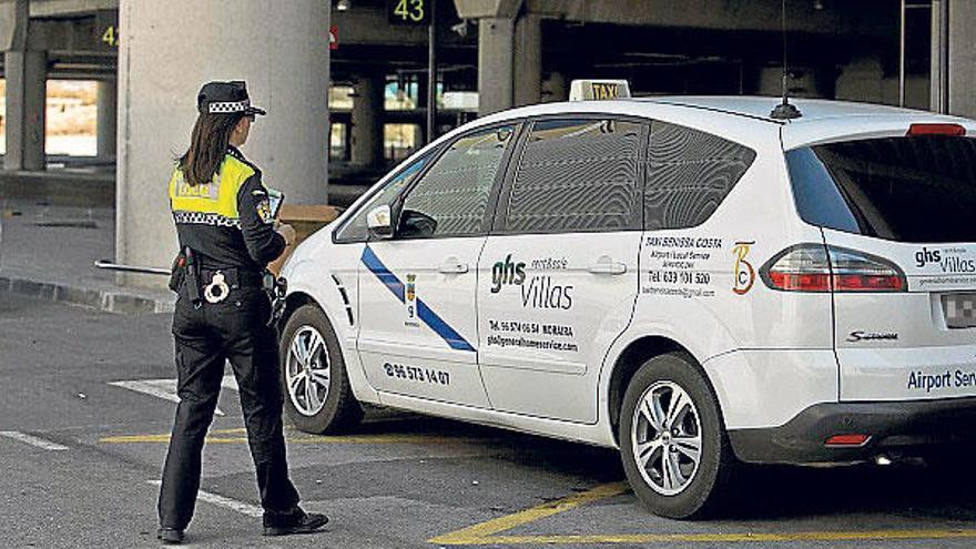 Taxis a la espera en el aeropuerto de Alicante-Elche.