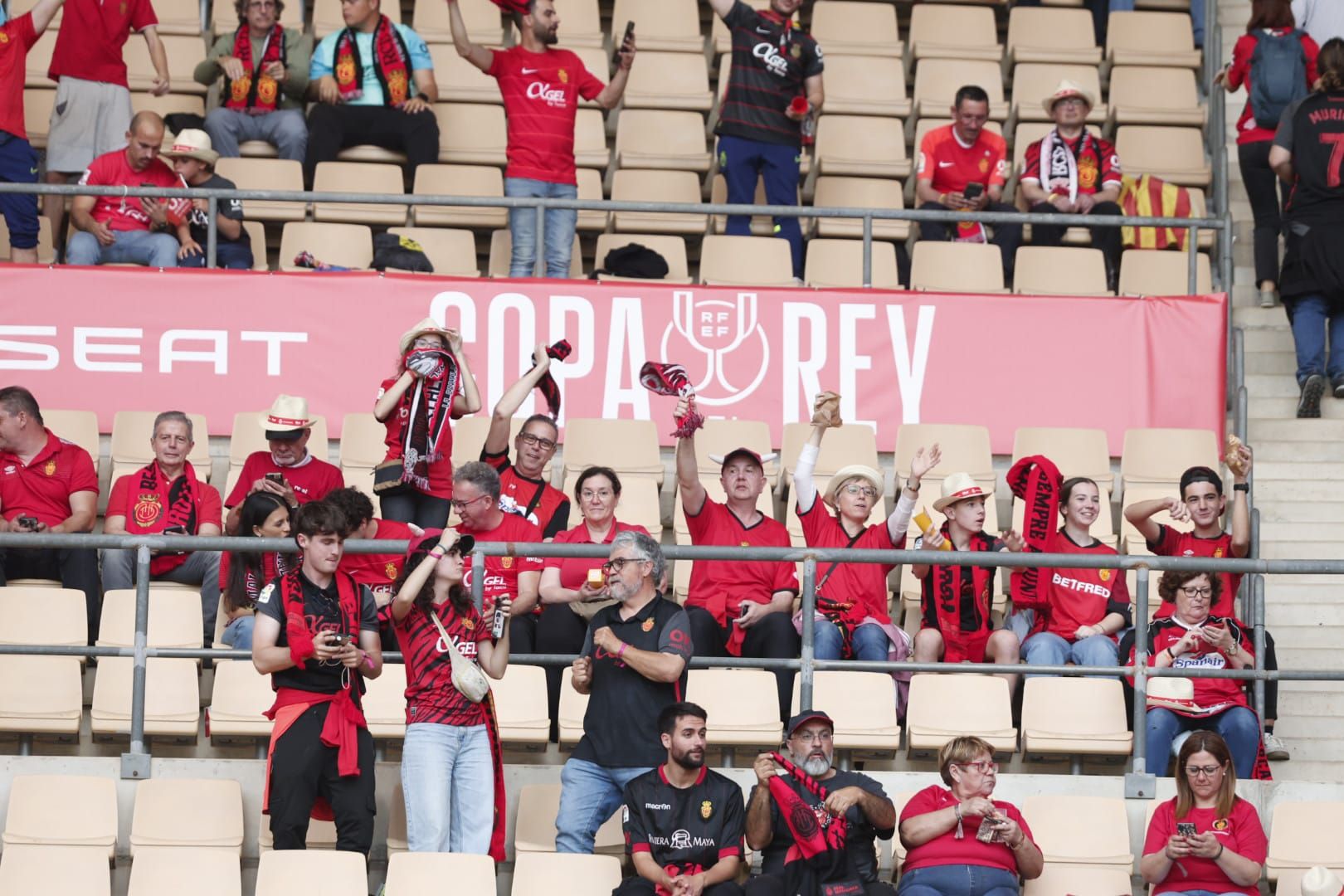 Los aficionados del Mallorca llenan La Cartuja