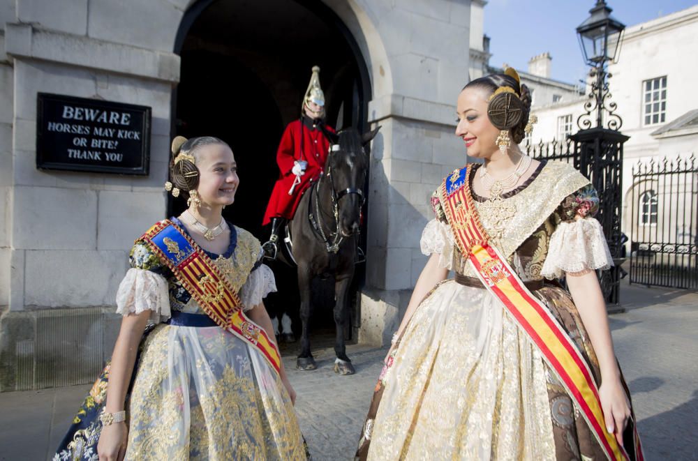 En las caballerizas reales, con la guardia de Su Majestad. La foto, tal como la vemos, es espectacular...