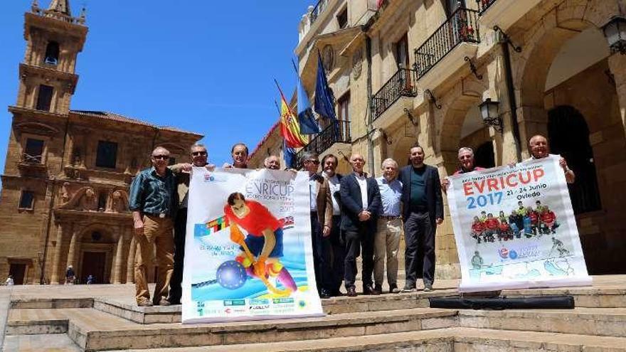 Integrantes del Amigos del Cibeles presentan la Evricup.