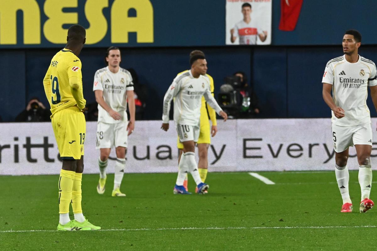 Pepe, contrariado, tras el gol del Real Madrid, con Carreras, Mbappé y Bellingham.