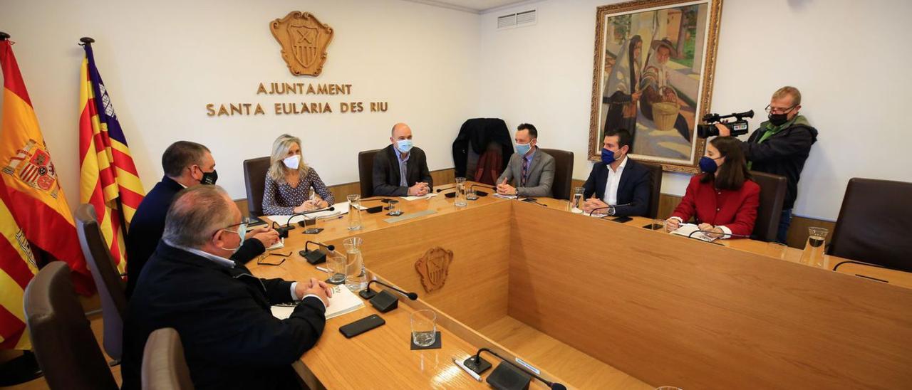 Los alcaldes de la isla y el presidente del Consell, Vicent Marí, ayer, en Santa Eulària. | VICENT MARÍ