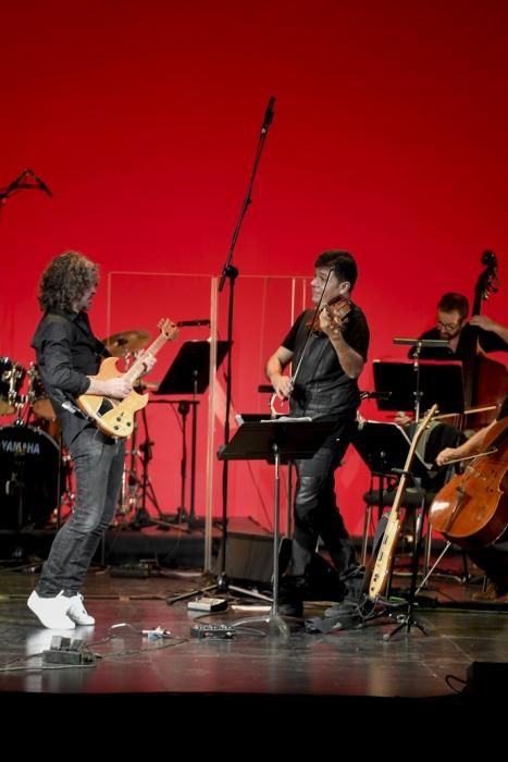 20-04-19 GENTE Y CULTURA. AUDITORIO ALFREDO KRAUS. LAS PALMAS DE GRAN CANARIA. Concierto Bach Rock. Clausura del International Bach Festival 2019 con un concierto de la orquesta del festival y el guitarrista Iñaki Antón, de Extremoduro  | 20/04/2019 | Fotógrafo: Juan Carlos Castro