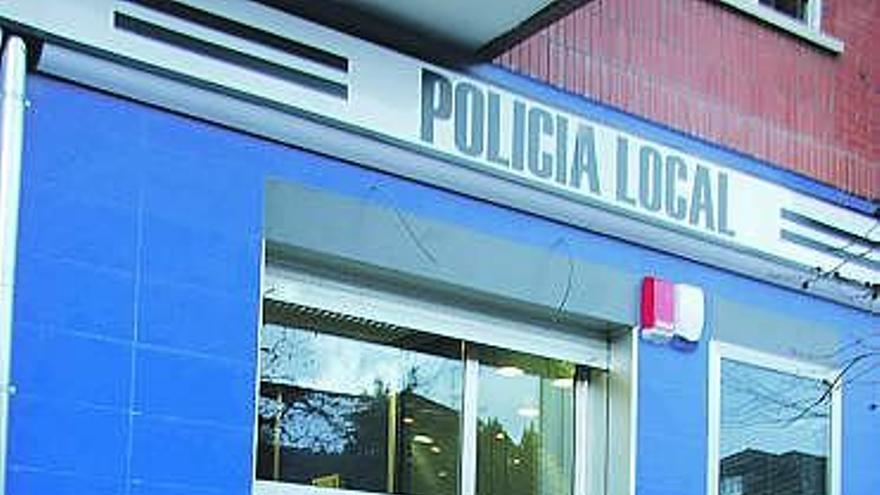 Dos agentes entran en la nueva sede de la Policía Local en Langreo.