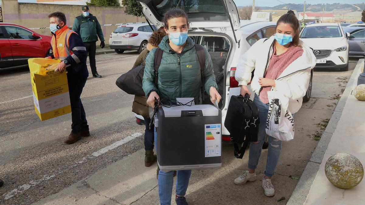 Una persona traslada las primeras vacunas del COVID que han llegado hoy a Castilla y León.