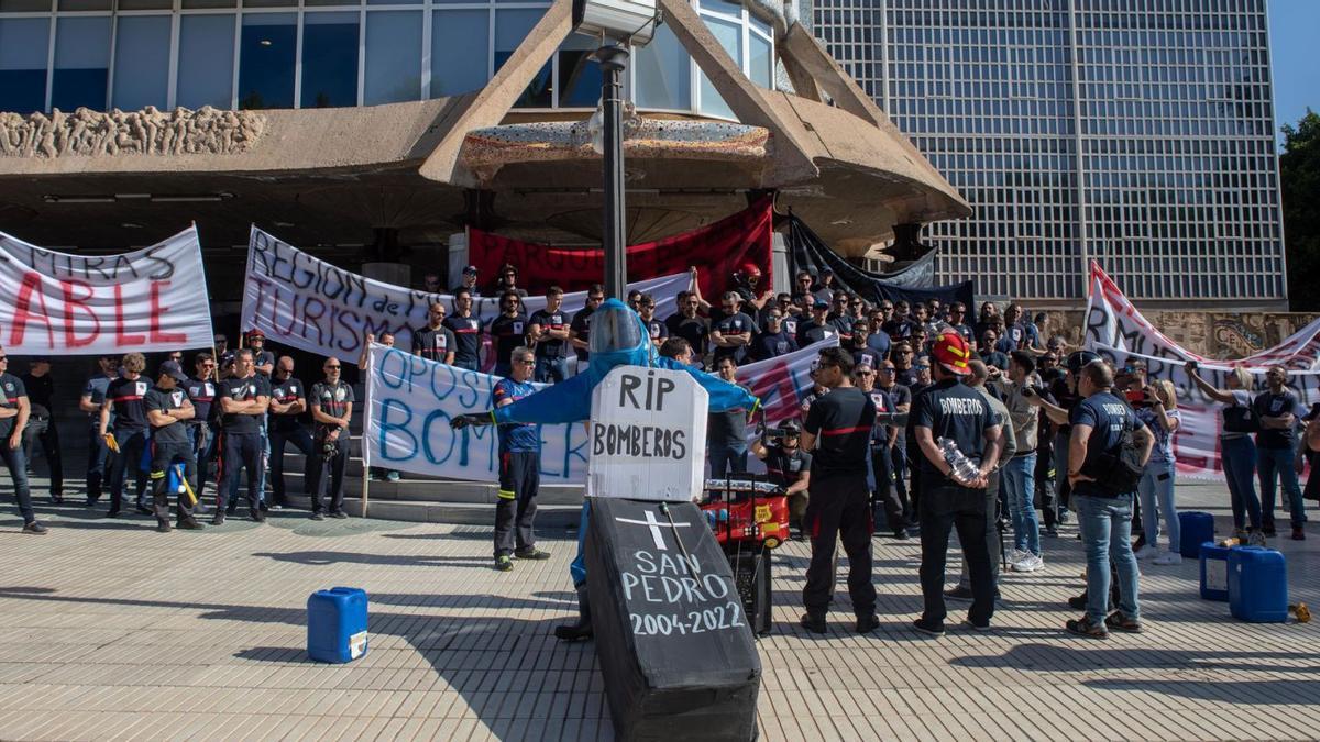 Bomberos CEIS se concentran para exigir más personal y parques | LOYOLA PÉREZ DE VILLEGAS