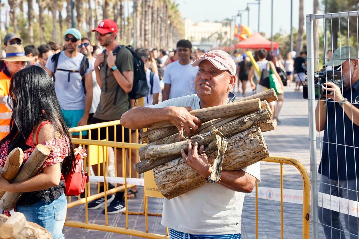 Reparto de leña para la noche de San Juan en València Reparto de leña para la noche de San Juan en València