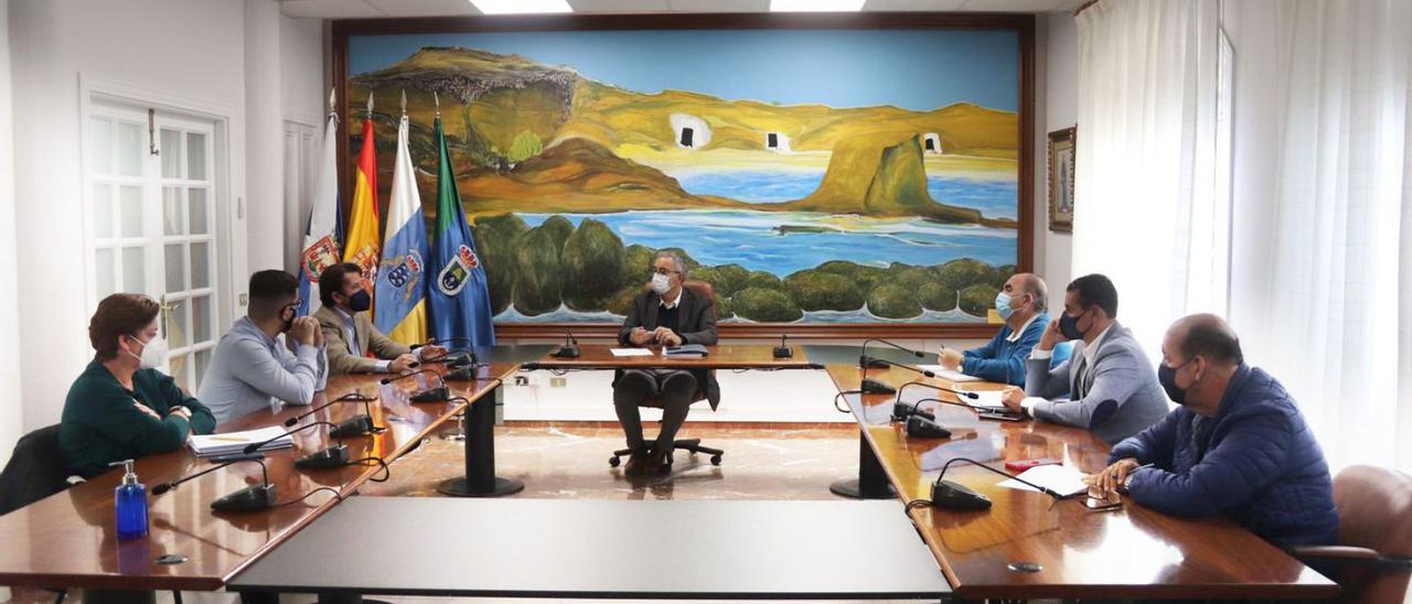 Reunión del gobierno municipal con el portavoz insular de CC, Carlos Alonso.