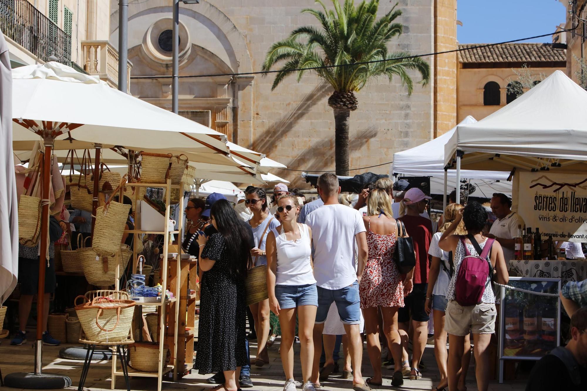 Immer mittwochs und samstags: Bilder vom bunten Treiben auf dem Wochenmarkt in Santanyí