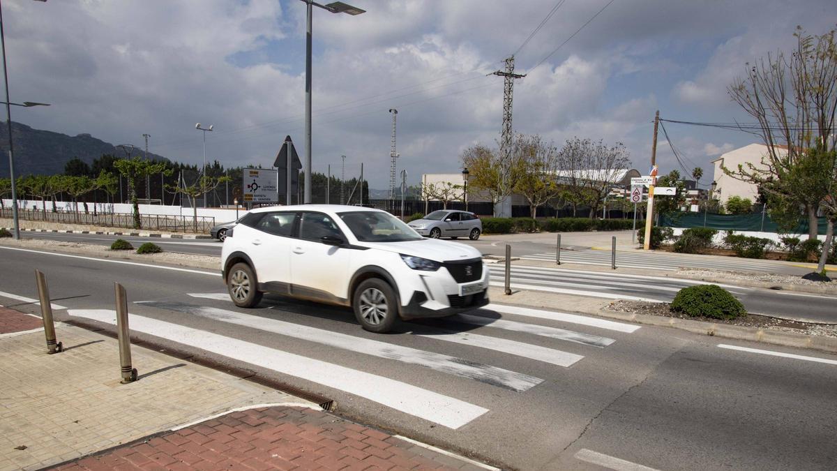 Tramo de la carretera CV-600 en Llocnou d'en Fenollet donde se construirá la rotonda.