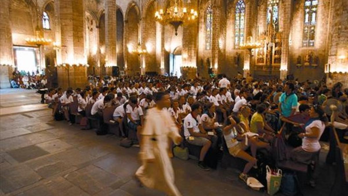 Los jóvenes peregrinos de Lyón en ruta hacia la visita del papa a Madrid asisten a una eucaristía en Santa Maria del Mar, ayer.