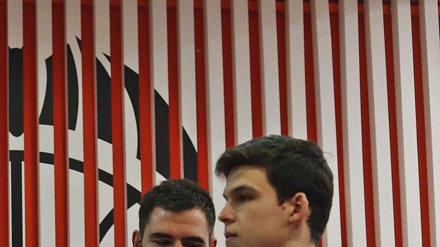 Dubljevic y Pradilla, antes de entrar ayer a la sala de prensa de La Fonteta. | J.M. LÓPEZ/SD