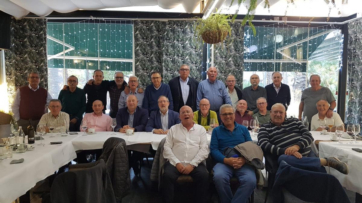 Los miembros de la promoción de 1970/71 de Salesianos de Elche