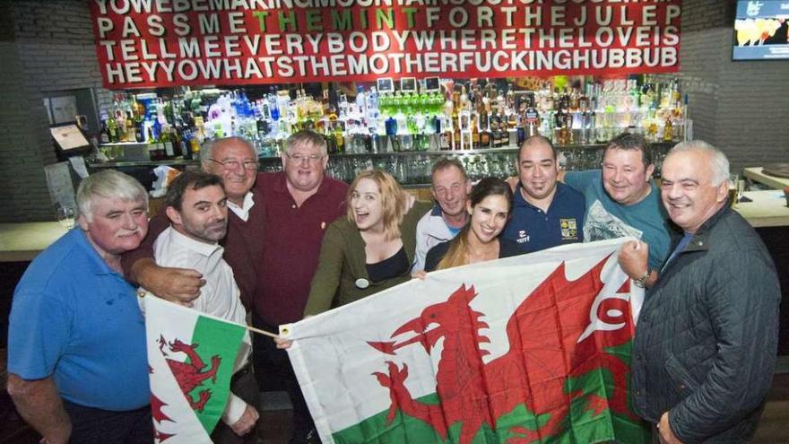 Varios de los exjugadores galeses de rugby posan con la bandera de su país y algunos amigos coruñeses.