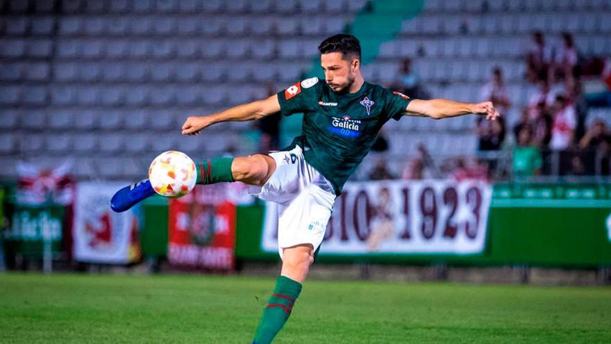 Jesús Bernal golpea el balón durante un encuentro con el Racing de Ferrol.