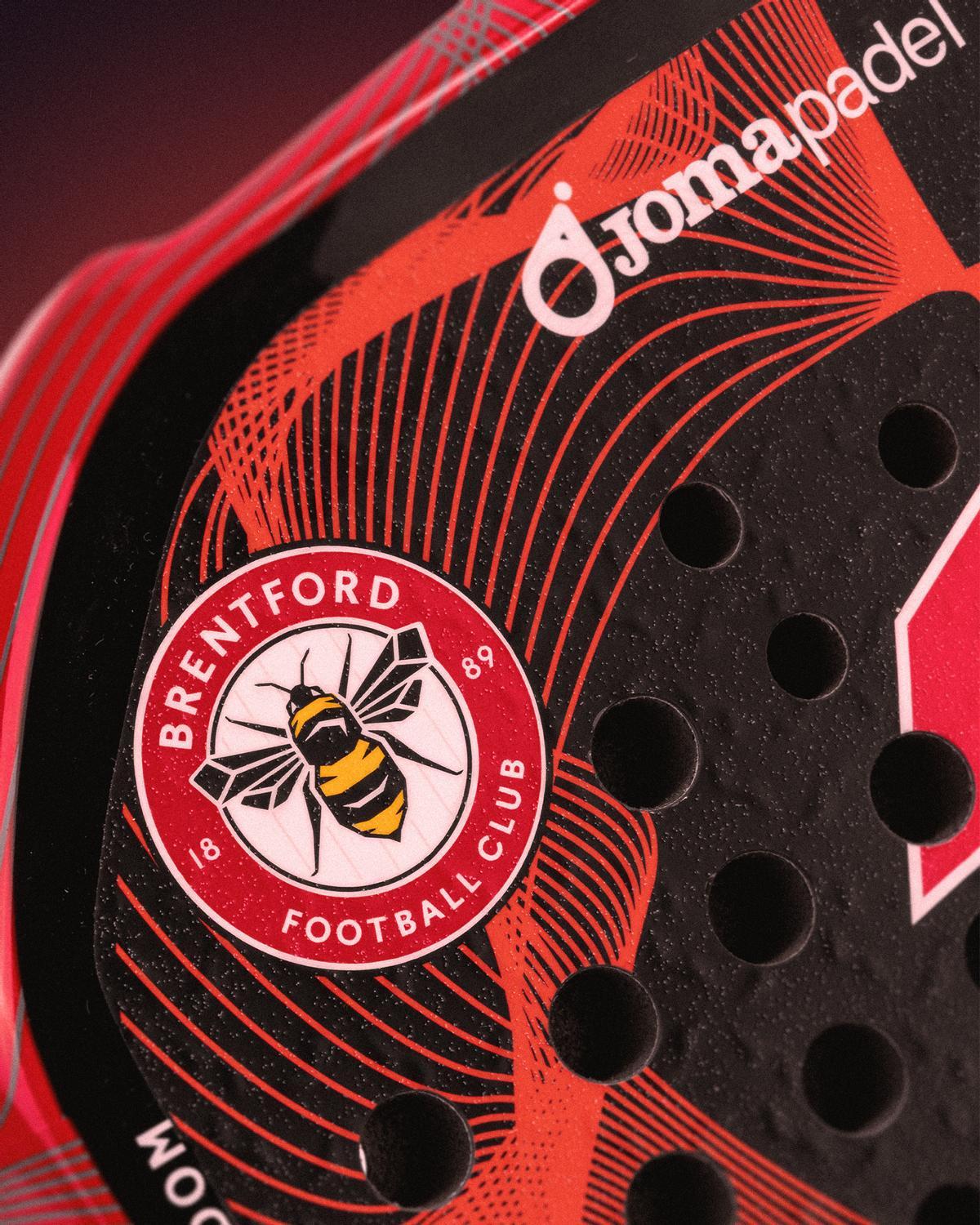 El escudo del Brentfor, impreso en la pala