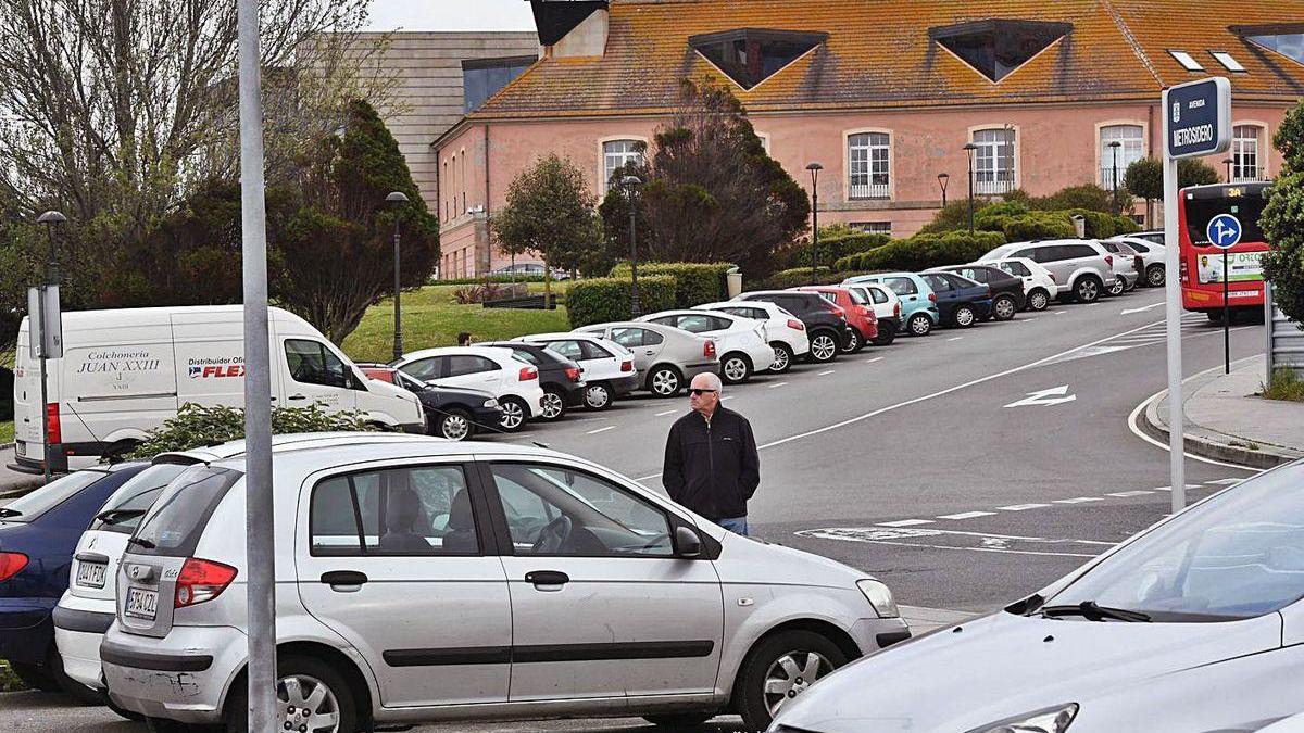 Coches estacionados en A Maestranza, en la zona exterior de la Ciudad Vieja.