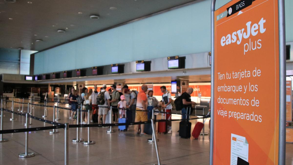 Passatgers d&#039;EasyJet embarquen el seu equipatge