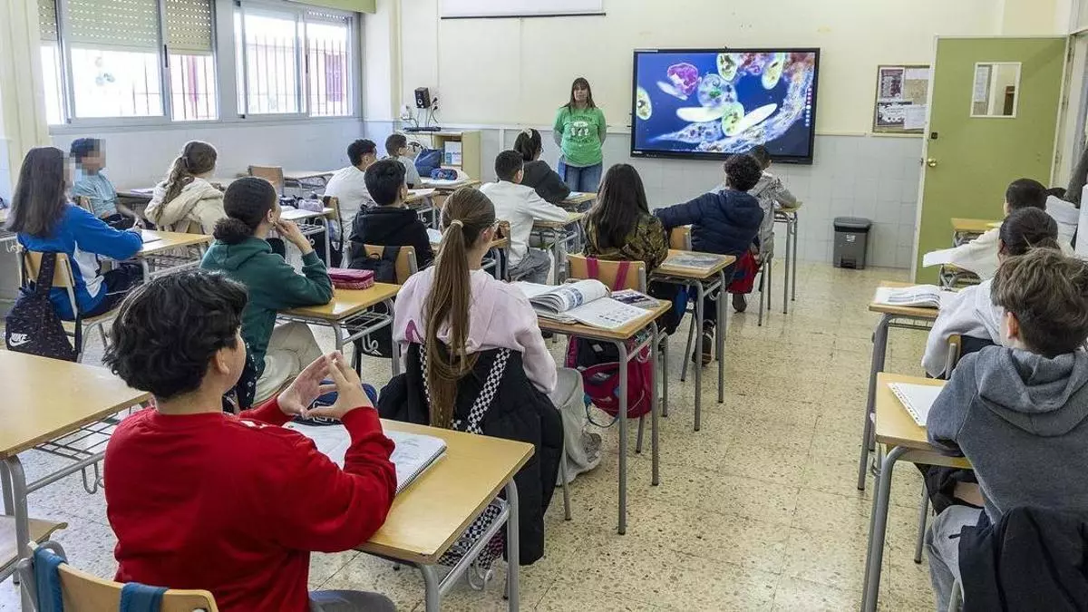 La avalancha de nuevos alumnos en un instituto de Alicante masifica las aulas y dispara los conflictos