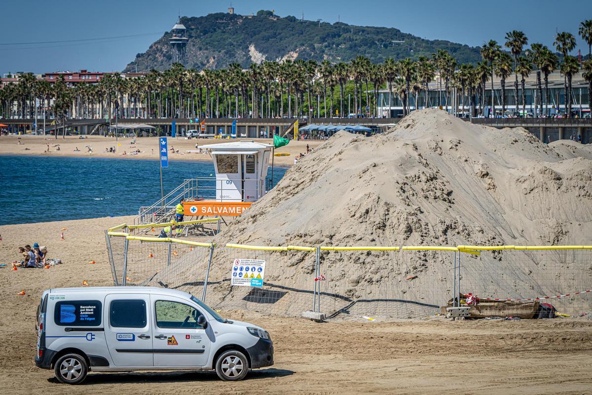 Arena amontonada en la playa de la Nova Icària, en Barcelona.