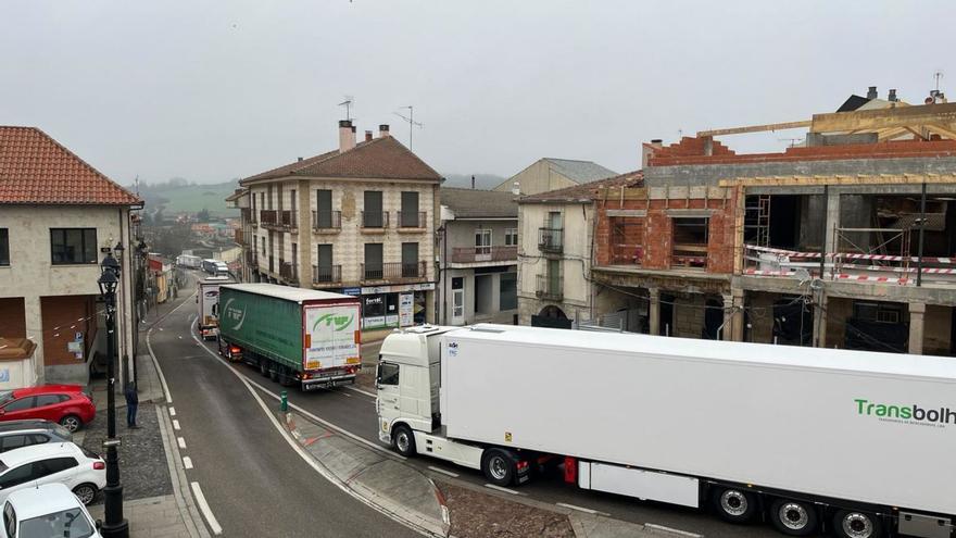Paso de grandes camiones por la travesía de la N-122, en Alcañices. | Chany Sebastián