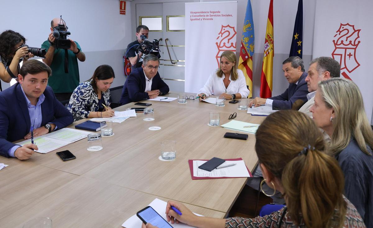 Un momento de la primera reunión de la Comisión Interdepartamental de Coordinación de la Salud Mental, este martes