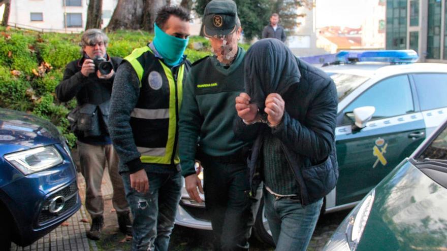 Uno de los detenidos, entrando en los juzgados de Cangas. // Santos Álvarez