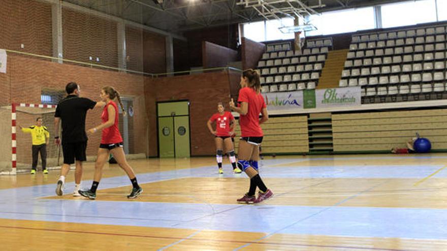 Diego Carrasco, durante un entrenamiento esta semana en Carranque, con sus jugadoras.