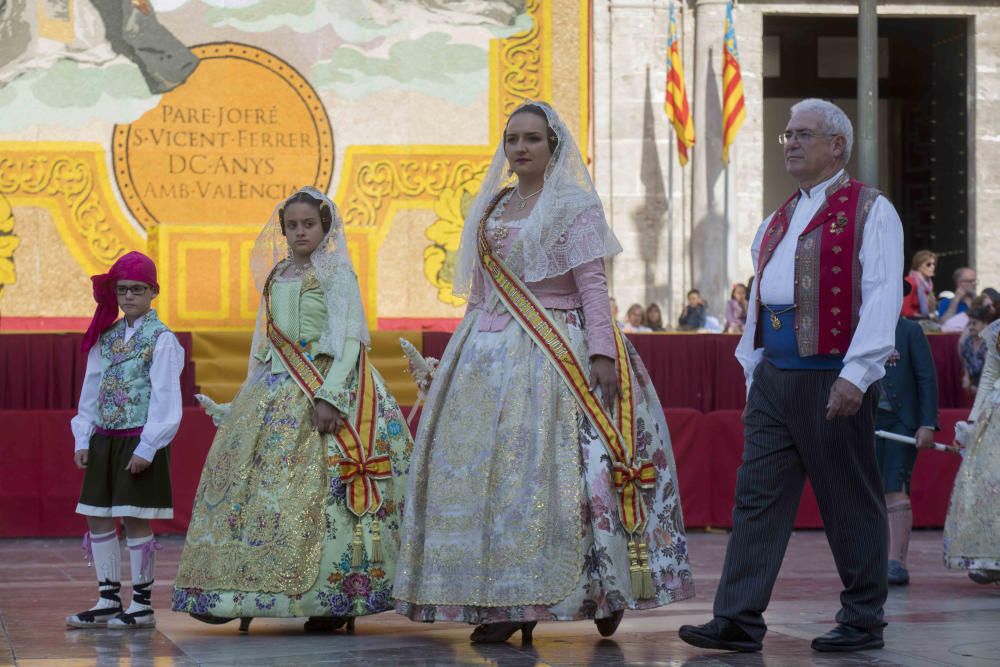 Desfile de las falleras mayores de las diferentes comisiones durante la procesión general de la Mare de Déu dels Desemparats.